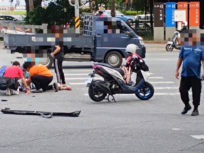 花蓮海岸路五叉路口車禍 騎士倒地警消緊急救援