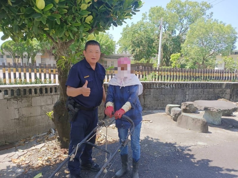割草機突拋錨無助 吉安警出手相助