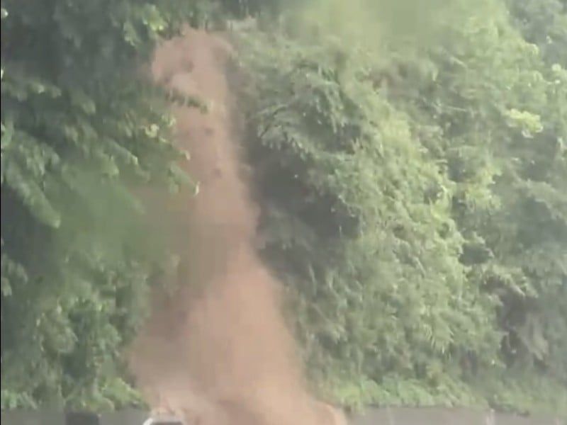 龍過脈部落道路「土石流暴瀑」傾瀉路面