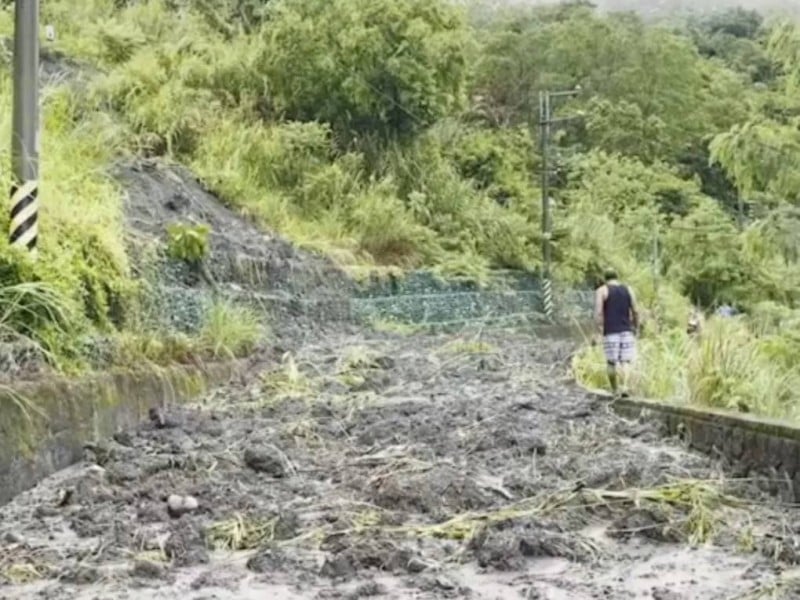 富里鄉吳江村花74線坍方中斷！土石流覆蓋整個路面