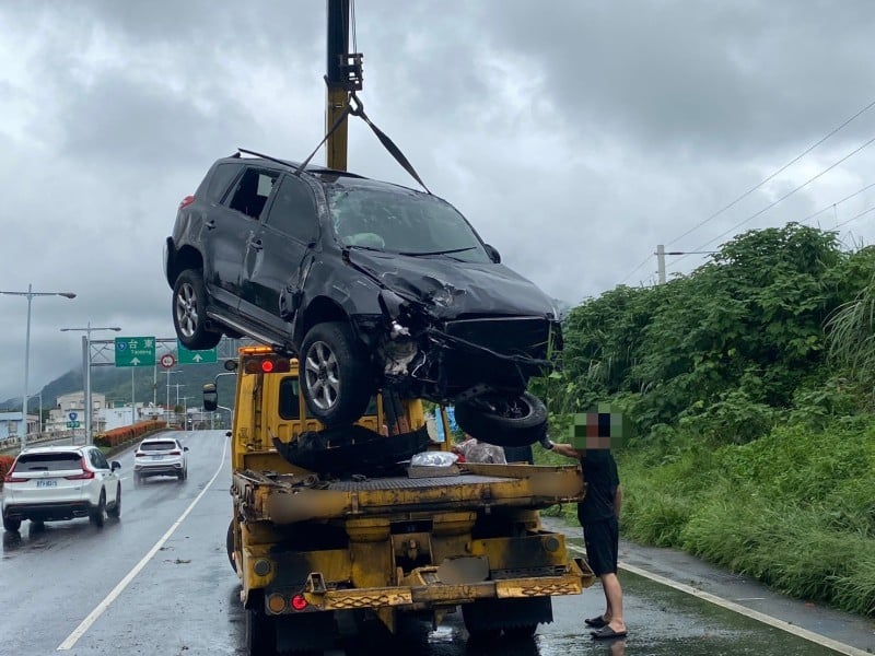 天雨路滑 自小客車吉安台九線自撞翻覆