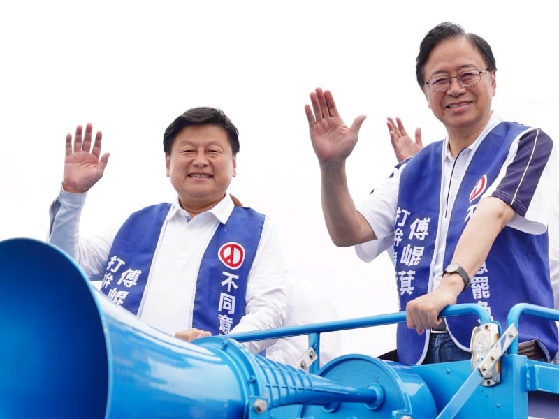 張善政再赴花蓮挺傅崐萁 陪同掃街拜票