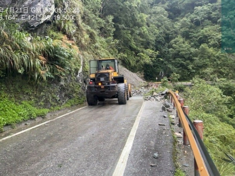 台8線豁然亭路段坍方落石阻斷