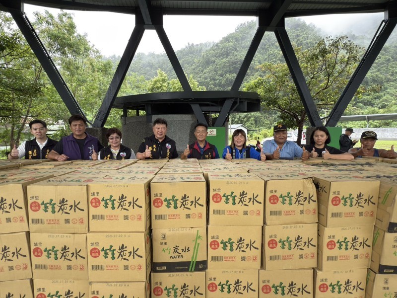 豪雨重創卓溪無水可用 議長張峻與議員送500箱飲用水