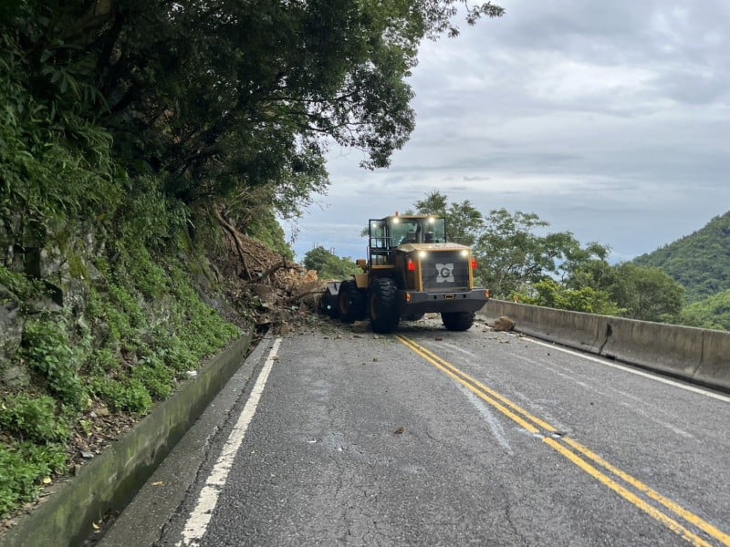 蘇花公路台9線117K+200(東澳路段)落石坍方阻斷,已於今(21)日18時40分搶通
