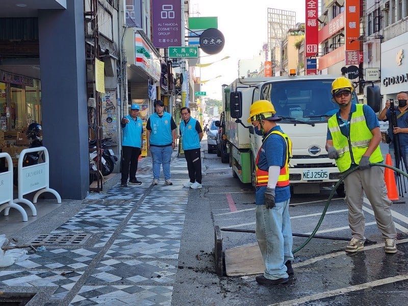 花蓮市中正路排水孔水泥堵塞 清潔隊清疏排除