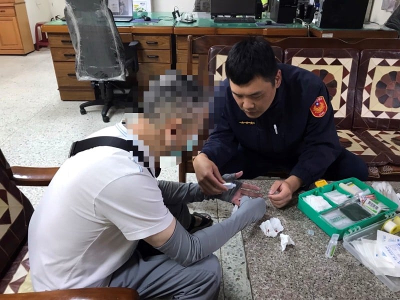 民眾摔車報案獲合歡警即時協助 熱心助人顯警愛民