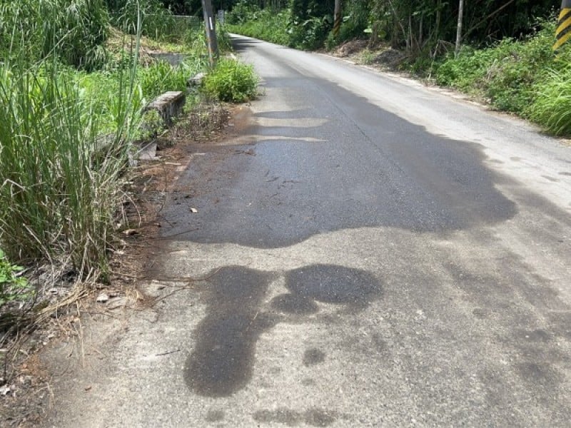 光復鄉大全部落道路莫名油漬 員警「鋪路」防事故