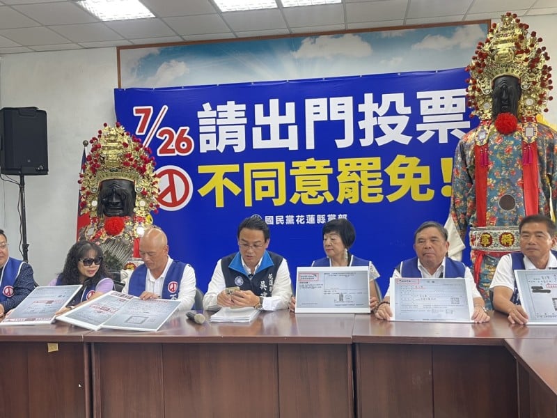藍營轟:烏賊戰掩真相、改口打假戲!童子賢誣指捐款受阻,遭揭穿後改口避重就輕