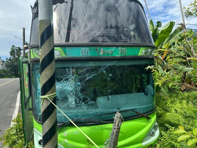 公車司機「服用發燒藥不適」自撞光復分駐所前變電箱