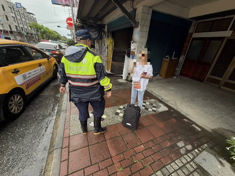 婦留行李在計程車上 吉安警迅速協助尋回
