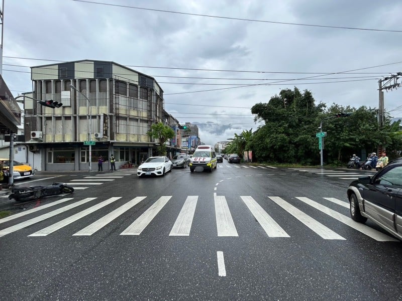 救護車與普重機路口發生車禍  吉安警即時處置恢復交通秩序