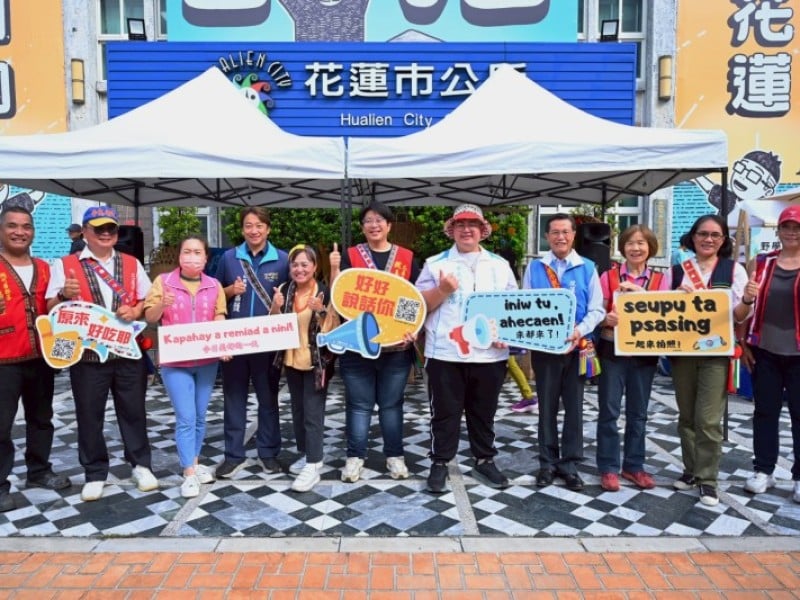 原民日花蓮市公所在大門口辦「野市」