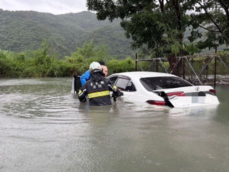 太麻里「溪水暴漲、人車險滅頂」雨量恐將達百年峰值