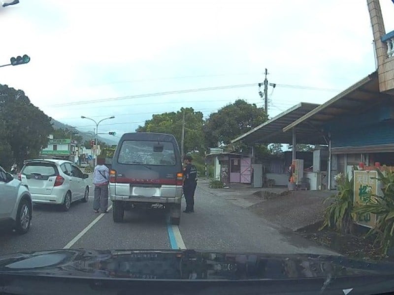 箱型車拋錨台9線志學段 員警及時援助