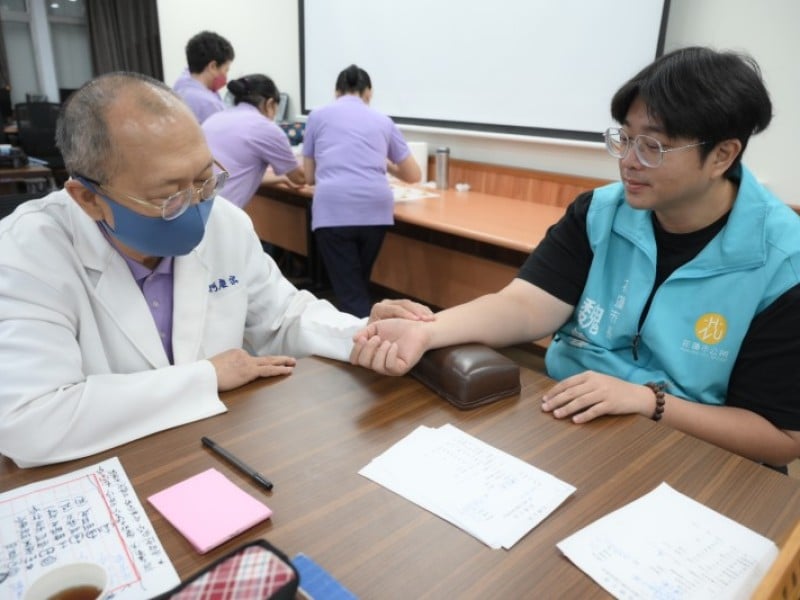 中醫團隊到花蓮市公所為員工義診