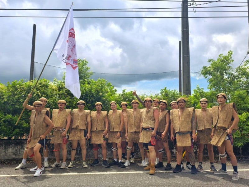 祖靈召喚再啟航！吉娜魯岸部落報訊儀式啟動　穿上樹皮衣、走進祖先的路