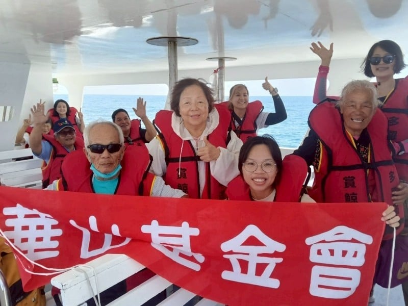 華山伴孤老出海賞鯨
