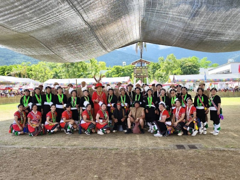 「鳳林小巨蛋」沸騰三夜 吉娜魯岸部落豐年祭圓滿落幕 三日祭儀假吸引族人返鄉 千人月下共舞展阿美族文化之美