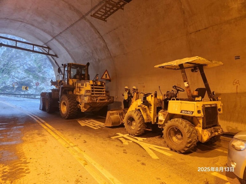 中橫公路台8線175.4k今(13)日午後水瀑夾帶落石，原定天祥至太魯閣15時放行時段暫停，預計至17時放行
