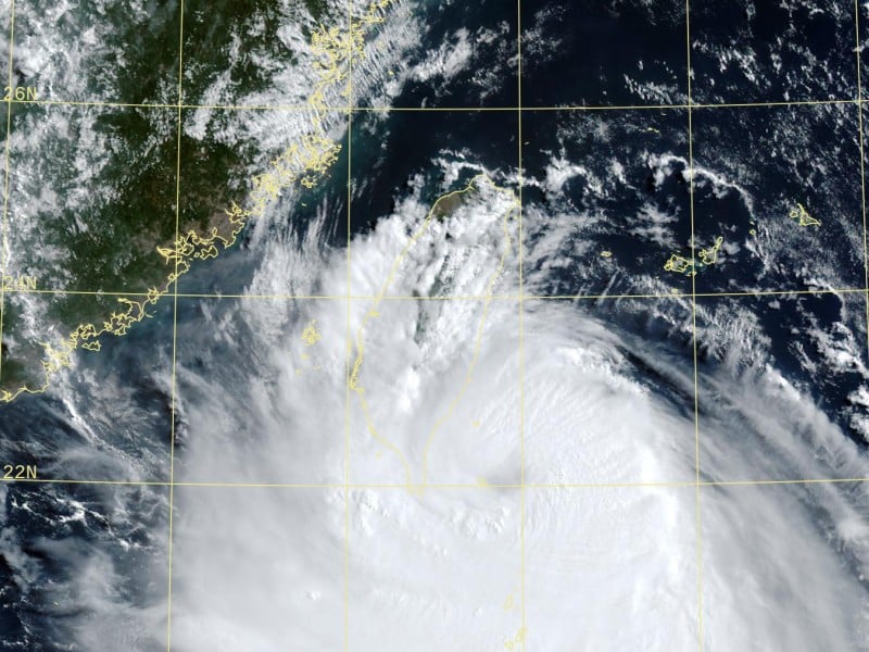 楊柳已達中颱中段班完整、紮實! 颱風眼清楚可見 中午左右登陸「台東、恆春半島間」