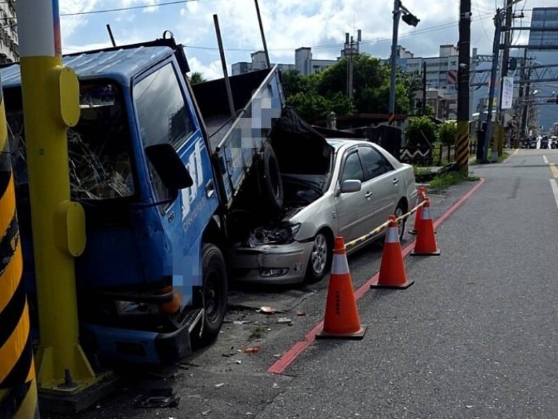貨車停路邊 竟被自小客車「硬上」