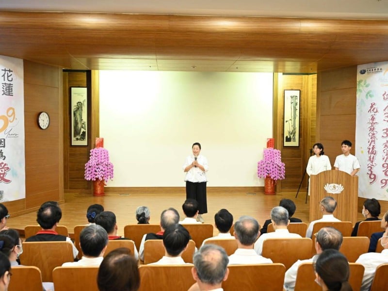 縣長徐榛蔚偕立委傅崐萁出席「花蓮慈濟醫學中心39周年院慶大會」感謝所有慈濟人無私奉獻