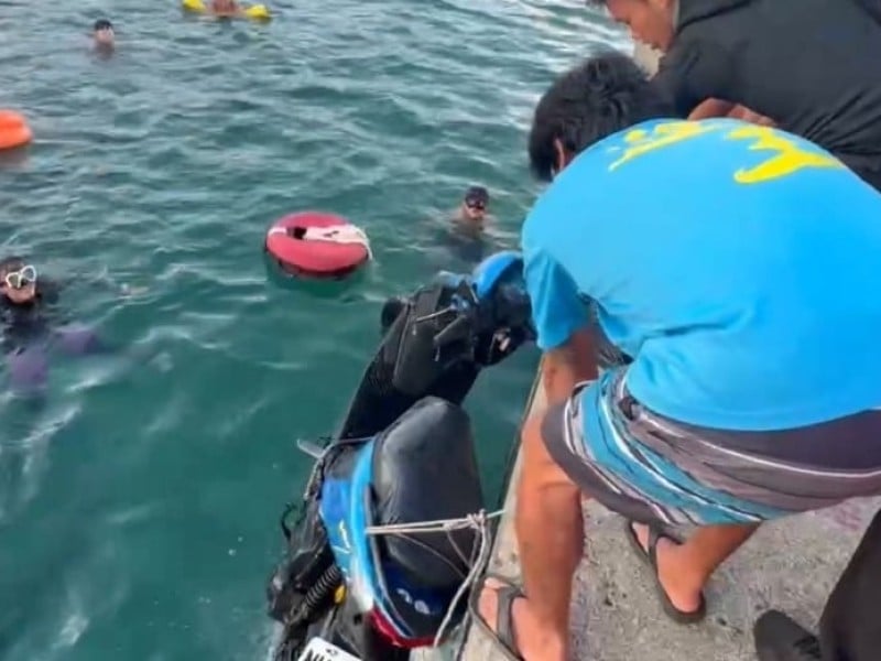 綠島中寮機車意外落海 海巡人員及時協助排除