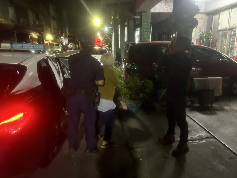 失智老嫗夜間離家走失 警助平安返家  籲配戴防走失愛心手鍊