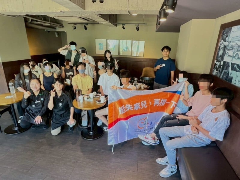 中華育幼機構兒童關懷協會東區工作站帶少年去星巴克體驗職場