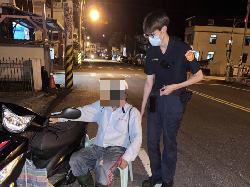 老翁無力起身癱坐路旁 暖警即時援手