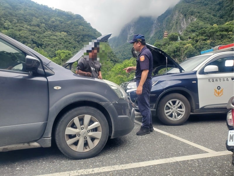 民眾車燈忘關導致車輛沒電 新城警熱心協助接電