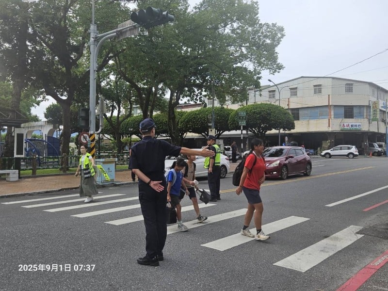 開學日迎接新學期 鳳警啟動「護童專案」