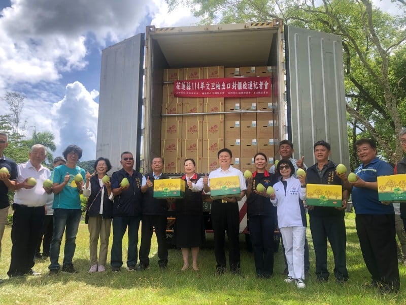 傅崐萁爭取花蓮文旦外銷大陸總計破百個貨櫃  今天封櫃35個貨櫃啓運大陸