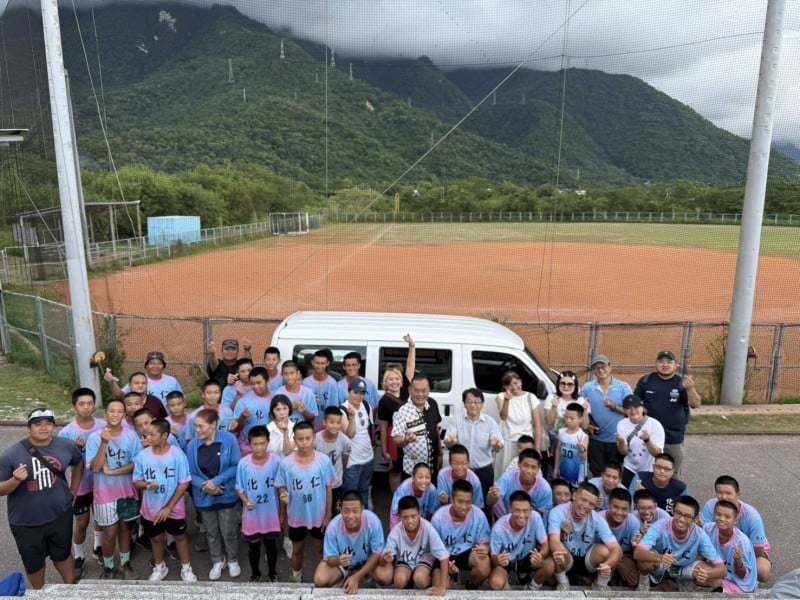 高雄玉京三清道院創盛協會捐贈花蓮縣化仁國中棒球隊一台專車