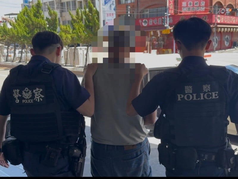 吉安警深夜巡邏掃毒! 逮毒品通緝斬獲毒品