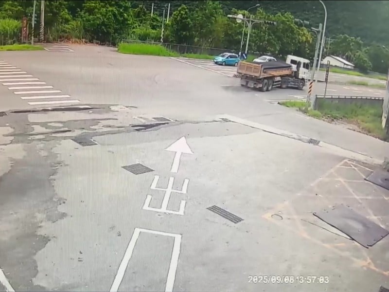 砂石車甩尾「砂石散落滿地」!  鳳警交管清除 依法製單舉發