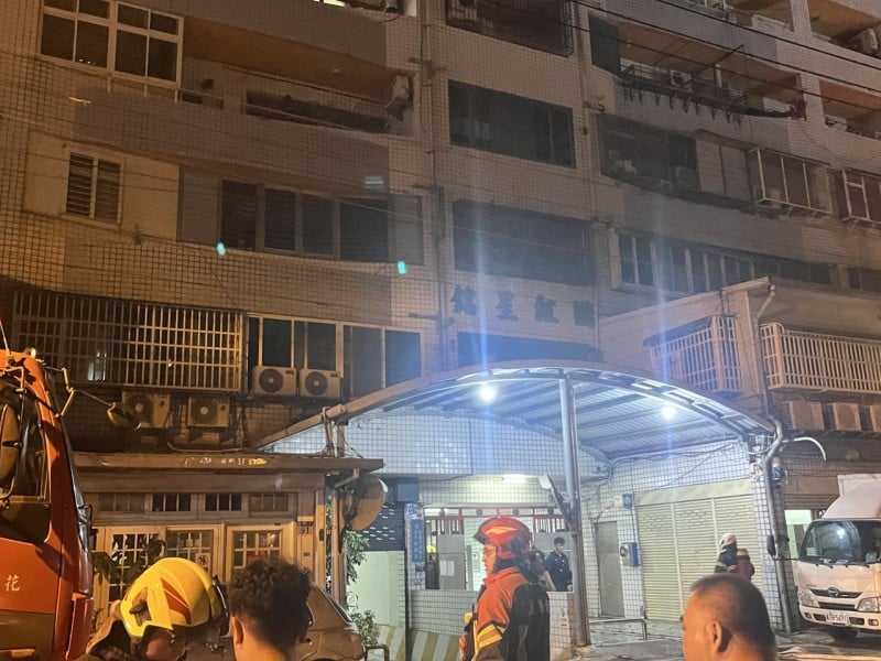 市區住宅大樓竄出濃煙 消防「緊急疏散住戶」全力搶救中