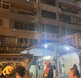 市區住宅大樓竄出濃煙 消防「緊急疏散住戶」全力搶救中