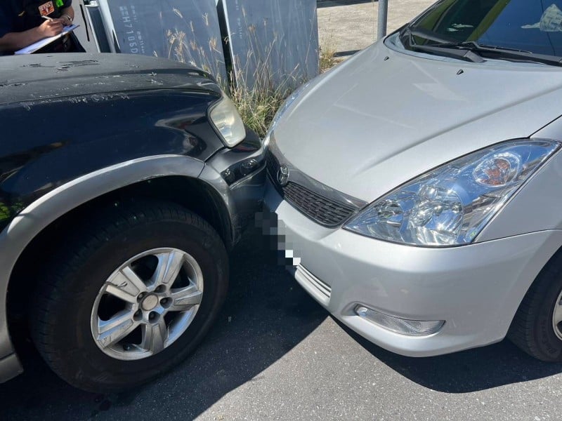 停車未入擋滑到對向撞車