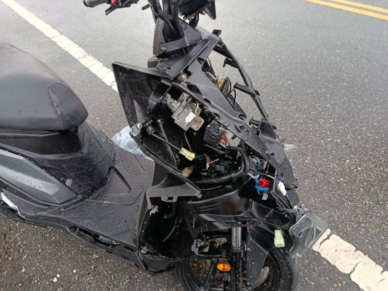機車自撞電桿 後座女性甩飛送醫不治