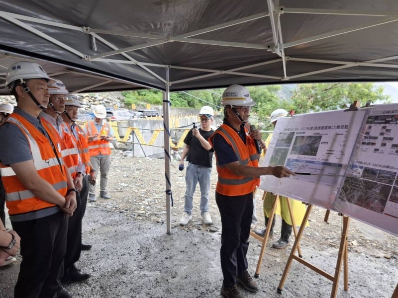 樺加沙颱風逼近 交通部長陳世凱視察蘇花公路災點復建與防颱整備