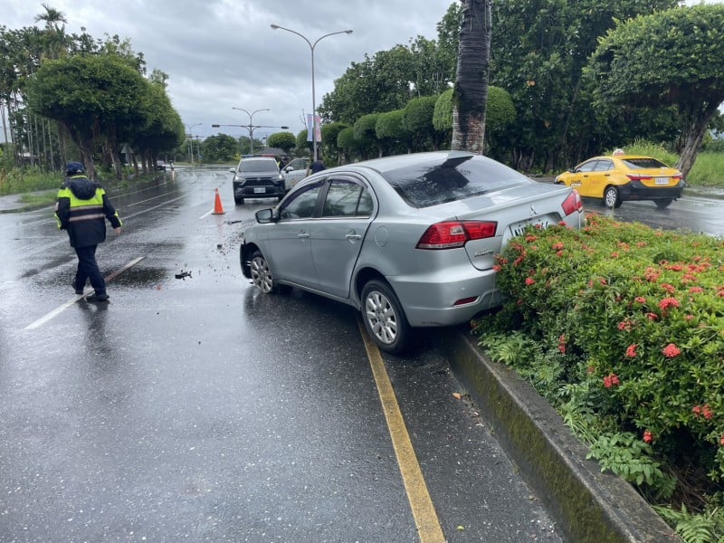 颱風暴雨路面積水 ! 小客車打滑自撞分隔島 駕駛手腳擦挫傷