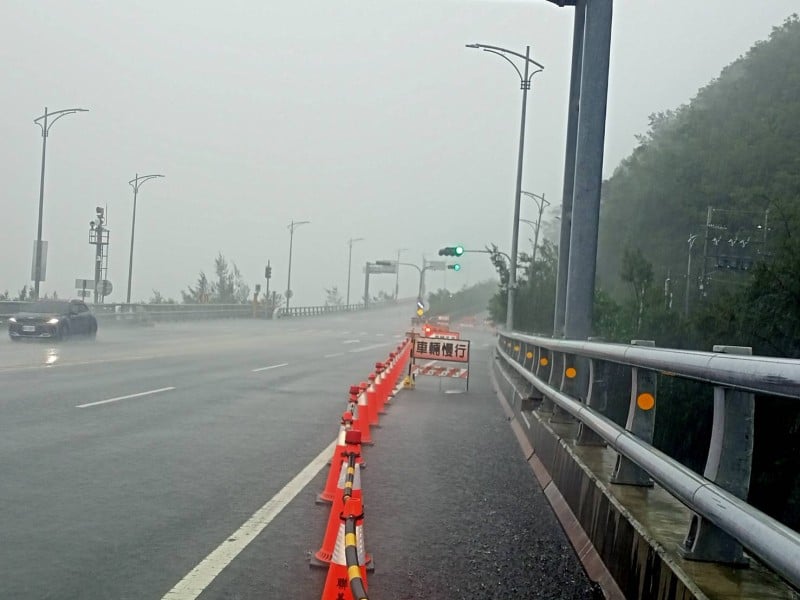 受樺加沙颱風影響,台9線398K+600~400K+050(金崙-多良)南下車道已實施交通管制措施