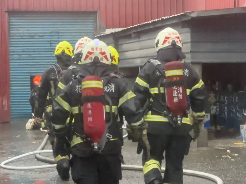 工廠清晨火警 2人嗆傷送醫 消防急切鐵門灌救