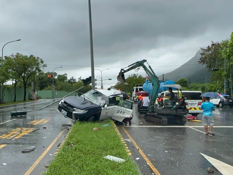 新城警執行通緝犯押解 遇雨路積水擦撞安全島 三人送醫搶救