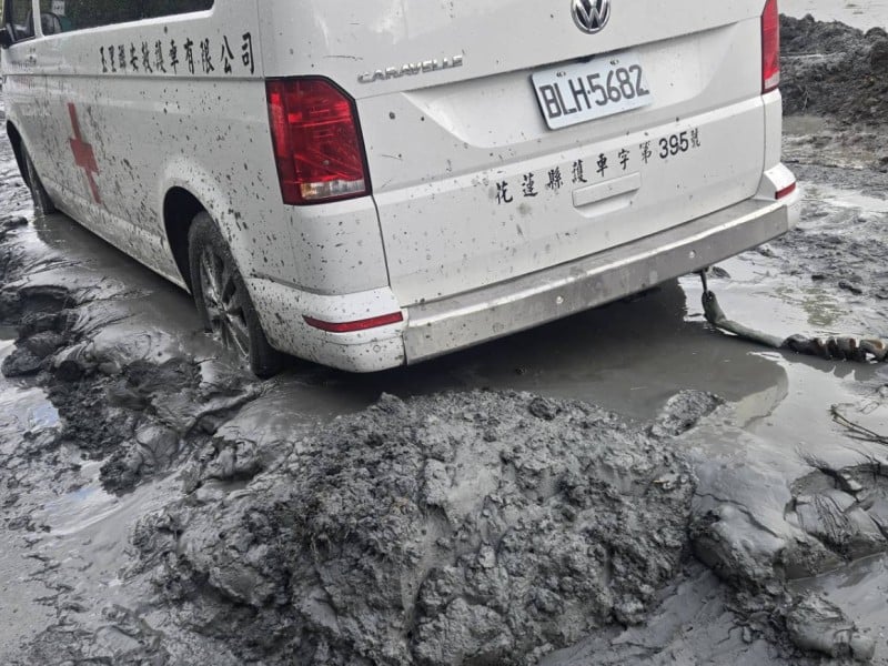 馬太鞍溪堰塞湖溢流釀災　導致多路段交通受阻 公路單位連夜搶修　193線今晨鳳林往光復搶通