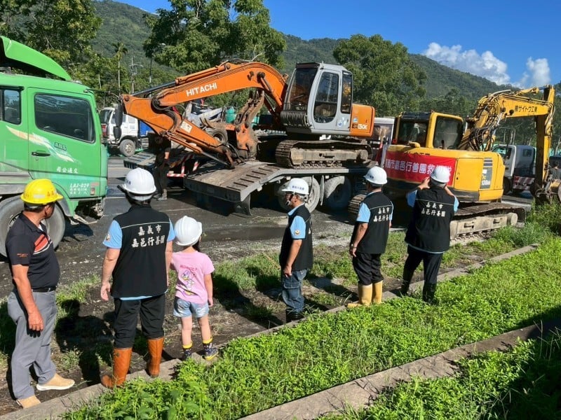 嘉邑行善團重機具馳援光復鄉