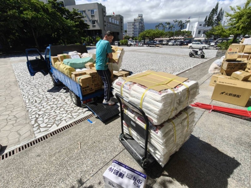 國民黨團高雄市黨部、靜和醫院 捐贈民生物資、百萬善款到花蓮