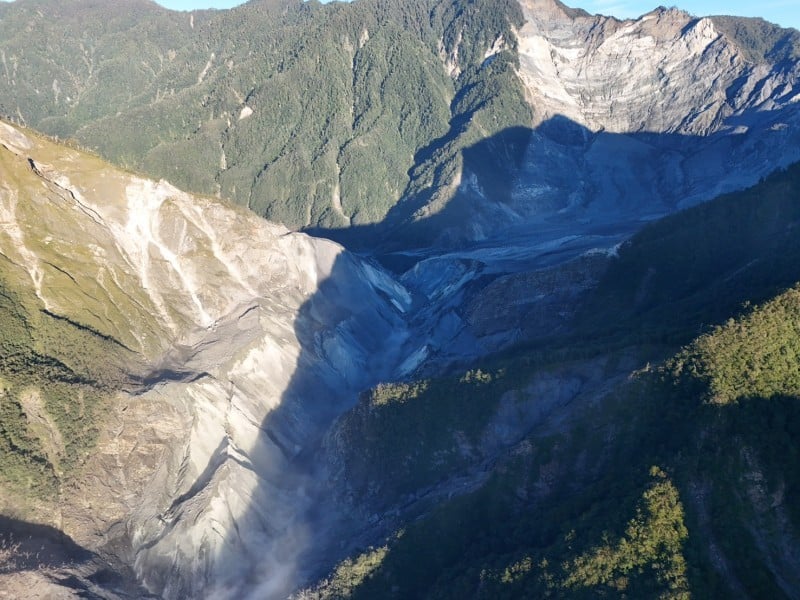 堰塞湖水持續減少中
